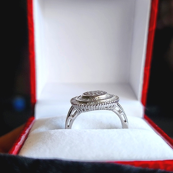 BEYOND STUNNING ROUND & BAGUETTE DIAMOND RING!!! - Picture 4 of 9